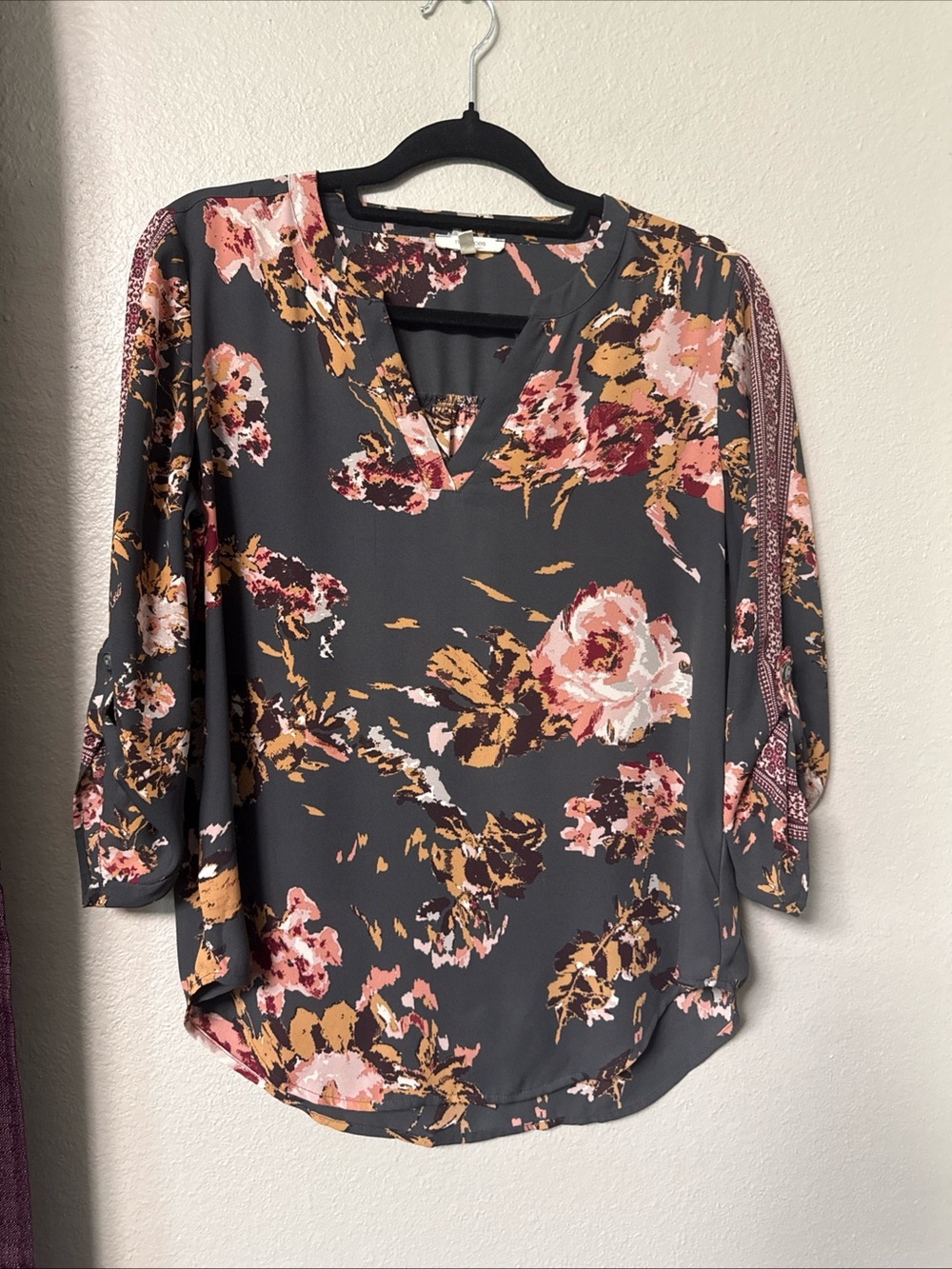 #930 Maurices Grey Floral Adjustable Sleeve Tunic Size Small
